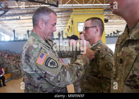 In un cermony tenutasi il 22 settembre 2017, gli studenti di Air Assault 307-17 classe sono presentate le loro ali e graduazione certificati. Più della metà della classe sono West Virginia guardie nazionali. Il discorso di apertura per la laurea era Brigadiere Generale Russell gru, Vice aiutante generale West Virginia Guardia Nazionale. La cerimonia si è svolta su Camp Dawson Kingwood, West Virginia. Foto Stock