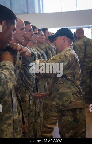 In un cermony tenutasi il 22 settembre 2017, gli studenti di Air Assault 307-17 classe sono presentate le loro ali e graduazione certificati. Più della metà della classe sono West Virginia guardie nazionali. Il discorso di apertura per la laurea era Brigadiere Generale Russell gru, Vice aiutante generale West Virginia Guardia Nazionale. La cerimonia si è svolta su Camp Dawson Kingwood, West Virginia. Foto Stock