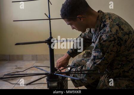 Stati Uniti Marine Corps Lance Cpl. Gabriel E. Duran, un campo operatore radio con il Battaglione Team di atterraggio secondo battaglione, 6° Reggimento Marini, 26 Marine Expeditionary Unit (MEU), stabilisce la comunicazione radio per supportare le operazioni di soccorso presso Henry E. Rohlson aeroporto di St. Croix, U.S. Isole Vergini, Sett. 24, 2017. Il ventiseiesimo MEU è sostenere la Federal Emergency Management Agency, il piombo agenzia federale e le autorità locali in Puerto Rico e Stati Uniti Isole Vergini con il doppio obiettivo di proteggere la vita e la sicurezza di coloro che nelle zone colpite. (U.S. Marine Corps photo by Lance Cpl. Santi Foto Stock