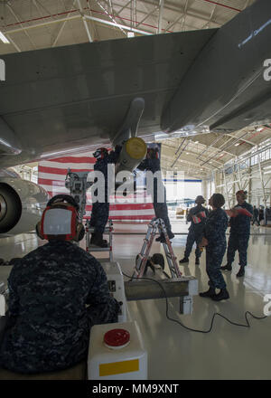 170920-N-CR843-058 Oak Harbor, nello Stato di Washington (Sett. 20, 2017) velisti assegnati per Patrol Squadron (VP) 4 caricare un modulo AGM-84D arpione su un P-8A Poseidon aeromobile durante una delle armi convenzionali competenza tecnica di ispezione. VP-4 continuerà a condurre ispezioni di competenza durante lo squadrone interdeployment del ciclo di preparazione. (U.S. Foto di Marina di Massa lo specialista delle comunicazioni di terza classe Juan S. Sua/rilasciato) Foto Stock