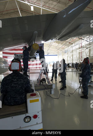 170920-N-CR843-061 Oak Harbor, nello Stato di Washington (Sett. 20, 2017) velisti assegnati per Patrol Squadron (VP) 4, caricare un modulo AGM-84D arpione su un P-8A Poseidon aeromobile durante una delle armi convenzionali competenza tecnica di ispezione. VP-4 continuerà a condurre ispezioni di competenza durante lo squadrone interdeployment del ciclo di preparazione. (U.S. Foto di Marina di Massa lo specialista delle comunicazioni di terza classe Juan S. Sua/rilasciato) Foto Stock