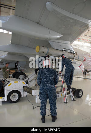 170920-N-CR843-065 Oak Harbor, nello Stato di Washington (Sett. 20, 2017) velisti assegnati per Patrol Squadron (VP) 4 caricare un modulo AGM-84D arpione su un P-8A Poseidon aeromobile durante una delle armi convenzionali competenza tecnica di ispezione. VP-4 continuerà a condurre ispezioni di competenza durante lo squadrone interdeployment del ciclo di preparazione. (U.S. Foto di Marina di Massa lo specialista delle comunicazioni di terza classe Juan S. Sua/rilasciato) Foto Stock