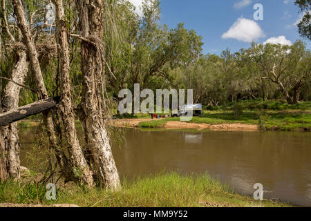 Veicolo per attività ricreative. Land Rover camper e al campeggio in uno splendido paesaggio boscoso sulla banca del fiume di Isacco sotto il cielo blu nel Queensland Australia Foto Stock