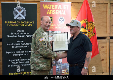 Arsenal Commander Col. Giuseppe Morrow ringraziando il veterano di guerra di Vietnam Jeff Dishaw durante l'arsenale del municipio il 20 settembre 2017. Foto Stock