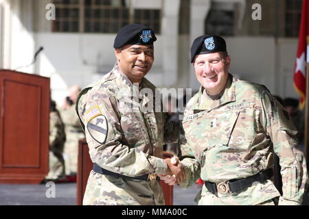 Lt. Gen. Aundre F. Piggee, sinistra, U.S. Esercito il Vice Capo del Personale, G-4, scuote le mani con il Mag. Gen. Mark W. Palzer, Comandante generale del 79th Theatre Supporto comando, durante il 79th della cerimonia di transizione da un supporto comando di supporto in un teatro del supporto comando a forze congiunte Training Base Los Alamitos, California, Sett. 23, 2017. (U.S. Esercito foto di Sgt. Heather Doppke/RILASCIATO). Foto Stock