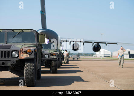 I membri dal 914th disponibilità logistica Squadron e il trentesimo porta antenna squadrone facilitano il caricamento di 10 humvees su un C-17 Globemaster destinata per gli Stati Uniti Isole Vergini, Settembre 26, 2017, Niagara Falls riserva d'aria Stazione, N.Y. Il 105° della Polizia Militare azienda da Buffalo N.Y. lungo con circa una dozzina di New York Stato Troopers sarà la distribuzione per il supporto di uragano soccorsi. (U.S. Air Force foto di Tech. Sgt. Steph Sawyer) Foto Stock