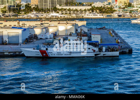 Un guardacoste ancorata in Miami Foto Stock