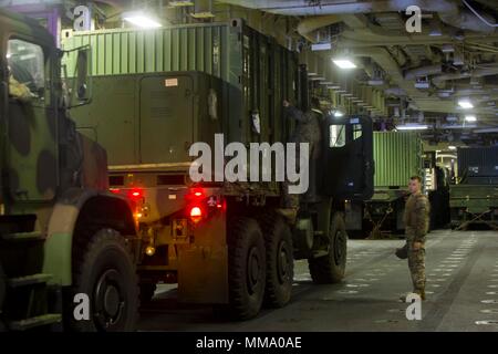U.S Marines con la ventiseiesima Marine Expeditionary Unit (MEU) Ispezionare attrezzi legati ad un mezzo tattico di sostituzione del veicolo a bordo del Amphibious Assault nave USS Kearsarge (LHD 3) nel Mar dei Caraibi, Sett. 26, 2017. Il ventiseiesimo MEU è il supporto di Federal Emergency Management Agency (FEMA), il piombo agenzia federale, per aiutare le persone colpite dall'uragano Maria per ridurre al minimo la sofferenza ed è un componente del complessivo intero-di-risposta del governo sforzo. (U.S. Marine Corps foto di Cpl. Juan A. Soto-Delgado) Foto Stock