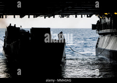 Un U.S Navy Sailor assegnato all'assalto anfibio nave USS Kearsarge (LHD 3) rilascia una corda a bordo Landing Craft, utilità 1654 nel Mar dei Caraibi, Sett. 26, 2017. Il ventiseiesimo MEU è il supporto di Federal Emergency Management Agency (FEMA), il piombo agenzia federale, per aiutare le persone colpite dall'uragano Maria per ridurre al minimo la sofferenza ed è un componente del complessivo intero-di-risposta del governo sforzo. (U.S. Marine Corps foto di Cpl. Juan A. Soto-Delgado) Foto Stock