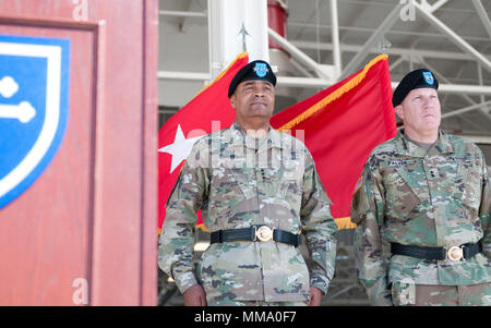 Lt. Gen. Aundre F. Piggee, sinistra, U.S. Esercito il Vice Capo del Personale, G-4, si erge con il Mag. Gen. Mark W. Palzer, Comandante generale del 79th Theatre Supporto comando, durante il 79th della cerimonia di transizione da un supporto comando di supporto in un teatro del supporto comando a forze congiunte Training Base Los Alamitos, California, Sett. 23, 2017. (U.S. Esercito foto di Sgt. 1. Classe Alexandra Hays, 79th Theatre supporto comando). Foto Stock