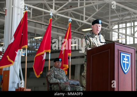 Il Mag. Gen. Mark W. Palzer, Comandante generale del 79th Theatre Supporto comando, parla durante il 79th della cerimonia di transizione a forze congiunte Training Base Los Alamitos, California, Sett. 23, 2017, come Lt. Gen. Aundre F. Piggee, U.S. Esercito il Vice Capo del Personale, G-4, guarda a. (U.S. Esercito foto di Sgt. 1. Classe Alexandra Hays, 79th Theatre supporto comando). Foto Stock