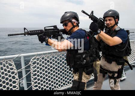 170926-N-GR361-051 stretto di Malacca (sett. 26, 2017) Fire Controlman 1a classe Richard E. Byrd e il tenente Jonathon Godbolt, assegnato al programma Littoral Combat Ship USS Coronado LCS (4), conduce la visita, scheda, ricerca e sequestro (VBSS) trapani a bordo di Royal Malaysian navy ship FD Lekir (F26) come parte della formazione marittima attività (MTA) Malaysia 2017. Il Coronado è a rotazione la distribuzione negli Stati Uniti 7 flotta area di responsabilità, il pattugliamento della regione marine e scafo di lavoro-a-scafo con marine partner per fornire 7 flotta con le funzionalità flessibili di cui ha bisogno ora e in futuro. (U.S. Navy phot Foto Stock