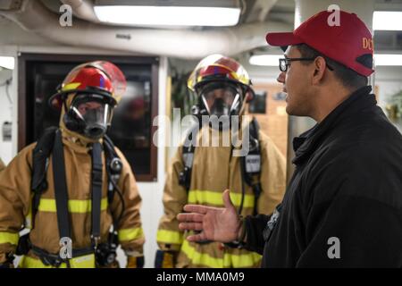 170922-N-GX781-091 OCEANO ATLANTICO (sett. 22, 2017) - di Boatswain Mate 2a classe Keanu Torres, da Lakeland, Florida, mutandine marinai durante un quartier generale praticare a bordo del Arleigh Burke-class guidato-missile destroyer USS James E. Williams (DDG 95) sett. 22, 2017. James E. Williams, home-ported a Norfolk, è su una distribuzione di routine per gli Stati Uniti Sesta flotta area di operazioni a sostegno degli Stati Uniti per gli interessi di sicurezza nazionali in Europa. (U.S. Foto di Marina di Massa lo specialista di comunicazione di terza classe Colbey Livingston/ rilasciato) Foto Stock