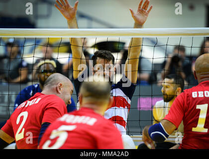 Esercito veterano Stefan Leroy, un ex sergente da Santa Rosa, California, guarda verso il basso di un membro della squadra Georgia momenti prima di servire durante la seduta pallavolo playoff al Mattamy Centro Atletico a Toronto in Canada da settembre 27, 2017. Il Team USA è stato sconfitto dal Team Georgia ma avanzerà a competere per una medaglia di bronzo. (U.S. Air Force photo by Staff Sgt. Chip Pons) Foto Stock