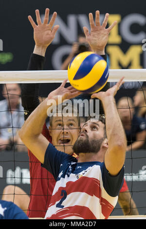 Il Veterano dell'esercito Sgt. Stefan Leroy imposta una sfera contro la Danimarca, aiutando il team a noi di vincere una medaglia di bronzo nella seduta pallavolo al Mattamy centro atletico durante il 2017 Invictus Games a Toronto il 27 settembre 2017. La Invictus Giochi, istituito dal principe Harry nel 2014, riunisce i feriti e i veterani feriti da 17 nazioni per 12 adaptive eventi sportivi, tra cui via e un campo basket in carrozzella, Rugby in carrozzina, nuoto, seduta a pallavolo e nuovo per il 2017 giochi, golf. (DoD foto di Roger L. Wollenberg) Foto Stock