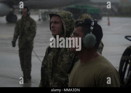 Aria Commandos con il quindicesimo Manutenzione aeromobili unità guardare come pre-volo controlli sono eseguiti su un quindicesimo Special Operations Squadron MC-130H Combat Talon II a Barbados, Sett. 27, 2017. Circa 50 aria Commandos sono parte di un gruppo distribuito per fornire aiuti umanitari dopo gli uragani di Irma e Maria hanno devastato le isole dei Caraibi. (U.S. Air Force foto di Airman 1. Classe Giuseppe Pick) Foto Stock