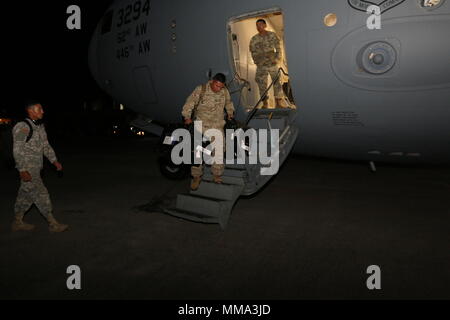 La 247th Composite Supply Company è un'unità logistica dell'esercito degli Stati Uniti assegnata al 68th Combat Sustainment Support Battalion, 4th Sustainment Brigade, 4th Infantry Division. L'immagine d'archivio documenta l'arrivo dei soldati a Saint Thomas, Isole Vergini americane, il 28 settembre 2017, per condurre operazioni di supporto vitale dopo l'uragano Maria. Foto Stock