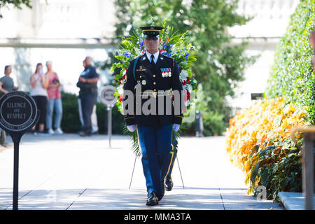 Tomb Guard Sentinel è un membro del 3rd U.S. Infantry Regiment responsabile della protezione della Tomb of the Unknown Soldier presso il cimitero nazionale di Arlington. Una sentinella attraversa una corona cerimoniale durante un tributo diplomatico del 2017. La registrazione fotografica d'archivio documenta il movimento di precisione delle guardie e l'osservanza militare formale. Foto Stock
