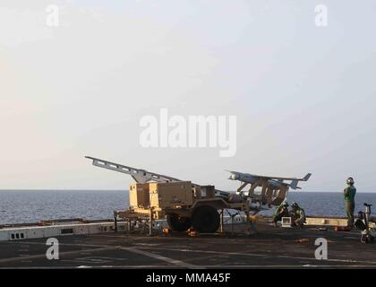 170920-M-CK339-004 mare mediterraneo (sett. 20, 2017) - Marines attaccato al XV Marine Expeditionary Unit (MEU) Unmanned Aerial Surveillance Unit preparare un RQ-21un Blackjack per il decollo a bordo della San Antonio-classe di trasporto anfibio dock nave USS San Diego (LPD) 22 Sett. 20,2017. Marines effettuare i voli di addestramento per mantenere la competenza in preparazione per possibili missioni negli Stati Uniti Sesta flotta area di operazioni. San Diego è distribuito con l'America anfibio gruppo pronto e il XV MEU per supportare le operazioni di sicurezza marittima e di teatro la cooperazione in materia di sicurezza gli sforzi negli Stati Uniti 6 Foto Stock