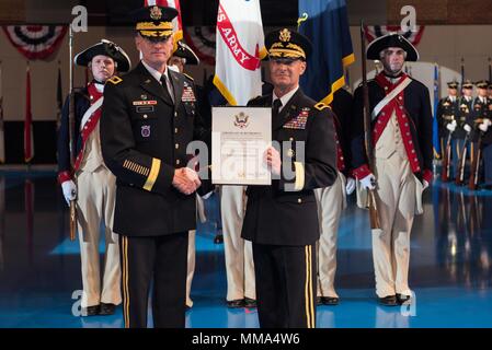 Brig. Gen. Carlton Fisher, vice capo dei cappellani, Esercito degli Stati Uniti di riserva è presentato un certificato di pensionamento durante un dipartimento dell'esercito ufficiale generale Cerimonia di pensionamento in Conmy Hall, Base comune Myer-Henderson Hall, Va., Sett. 29, 2017. Brig. Gen. Fisher è di ritirarvi dal servizio militare dopo ventinove anni di fedele servizio. Foto Stock