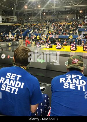 I membri della famiglia allietare Pensionati Personale Sgt Randi Hobson su durante la seduta di pallavolo torneo a sfera presso la Ryerson Mattamye del Centro Atletico in Toronto. (Foto gentilmente Annette P. Gomes) Foto Stock