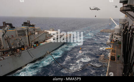 170926-N-BD308-0253 MAR DEI CARAIBI (sett. 26, 2017) l'assalto anfibio nave USS Wasp (LHD 1) conduce a una ricostituzione in mare a fianco del combattimento veloce nave appoggio USNS alimentazione (T-AOE-6). Vespa è al largo dell'isola di Dominica fornendo aiuti per gli sfollati come parte della prima risposta sforzi nella scia di uragano Maria. Il Dipartimento della difesa è di sostenere gli Stati Uniti Agenzia per lo Sviluppo Internazionale (USAID), il piombo agenzia federale, per aiutare le persone colpite dall'uragano Maria per ridurre al minimo la sofferenza ed è un componente del complessivo intero-di-risposta del governo sforzo.(STATI UNITI Foto Stock