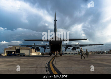 Stati Uniti Air National Guard aviatori assegnato all'antenna 156Porto Muniz Air National Guard Base, Puerto Rico scarico di un pallet di forniture sett. 29, 2017. Stati Uniti attività militari supportFEMA nonché delle autorità statali e locali di salvataggio e di soccorso dopo il passaggio dell uragano Maria. (U.S. Air Force foto di Airman 1. Classe Nicholas Dutton) Foto Stock