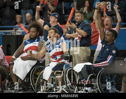 Esercito personale veterano Sgt. Isaac Rios Jr., Marine Corps veterano Sgt. Michael Nicholson e SOCOM veterano Sgt. Roosevelt Anderson Jr. reagiscono come noi del team sconfigge Paesi Bassi per vincere la medaglia d'oro di basket in carrozzella al centro Mattamy durante il 2017 Invictus Giochi di Toronto il 30 settembre 2017. La Invictus Giochi, istituito dal principe Harry nel 2014, riunisce i feriti e i veterani feriti da 17 nazioni per 12 adaptive eventi sportivi, tra cui via e un campo basket in carrozzella, Rugby in carrozzina, nuoto, seduta a pallavolo e nuovo per il 2017 giochi, golf. (DoD foto di Foto Stock