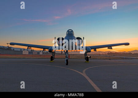 Jet da combattimento A-10 Thunderbolt a sunrise Foto Stock