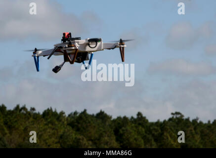 Un 3D stampata Unmanned Aerial veicolo del sistema si libra sopra la terra durante una dimostrazione di volo da parte del governo degli STATI UNITI Army Research Laboratory di Camp Lejeune, N.C., Sett. 26, 2017. Le scuole universitarie professionali sono i veicoli progettati per soddisfare le singole missioni basate sulla distanza, edurance, e portante le esigenze di capacità. Mediante la creazione di un sistema che è più facile da impostare e più efficiente in termini di costi rispetto ai tradizionali dispositivi di UAS, U.S. Esercito di laboratorio di ricerca spera di rivoluzionare il modo di condurre le truppe assegnazioni.(STATI UNITI Marine Corps Photo by Lance Cpl. Gloria Lepko) Foto Stock