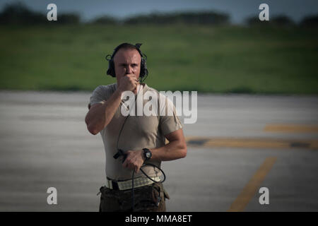 Un Commando di aria con il quindicesimo Manutenzione aeromobili unità esegue la fase di pre-flight ispezioni di un quindicesimo Special Operations Squadron MC-130H Combat Talon II a Grandly Adams aeroporto, Barbados, Sett. 29, 2017. Circa 50 aria Commandos sono parte di un gruppo distribuito per fornire aiuti umanitari dopo gli uragani di Irma e Maria hanno devastato le isole dei Caraibi. (U.S. Air Force foto di Airman 1. Classe Giuseppe Pick) Foto Stock