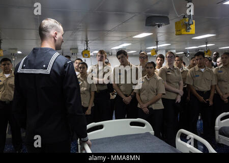 Stati Uniti Navy Corpsman ospedale di terza classe Alexander Corey, con USS Essex Medical, mostrano Turlock High School Junior Navy Reserve Officer Training Corps candidati la massiccia casualty stanza di ospedale a bordo della USS Essex a San Francisco, California, Ottobre 2, 2017. La marina JROTC candidati girato parte della USS Essex durante il San Francisco Settimana della flotta. San Francisco Settimana della flotta è un opportunità per il pubblico americano e per soddisfare le loro Marine Corps, la marina e la Guardia Costiera team e l'esperienza dell'America servizi di mare. Settimana della flotta consentirà di evidenziare naval personale, attrezzature, tecnologia e funzionalità, con un particolare accento Foto Stock