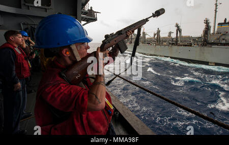 170926-N-BD308-0016 MAR DEI CARAIBI (sett. 26, 2017) da bombardieri Mate 3° di classe Stacey McSwain spara un colpo dalla linea di assalto anfibio nave USS Wasp (LHD 1) al combattimento veloce nave appoggio USNS alimentazione (T-AOE-6) per iniziare il rifornimento in mare. Vespa è al largo dell'isola di Dominica fornendo aiuti per gli sfollati come parte della prima risposta sforzi nella scia di uragano Maria. (U.S. Foto di Marina di Massa lo specialista di comunicazione di terza classe Levingston Lewis/rilasciato) Foto Stock