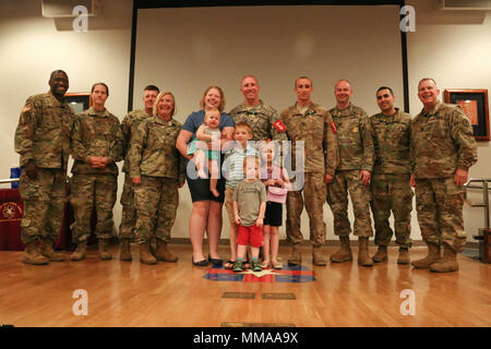 La famiglia, gli amici e i colleghi di Capt. Jeremy Lewis e Staff Sgt. Giuseppe Karslo, assegnata alla sanità pubblica il comando - Atlantic, raccogliere per una foto di gruppo dopo il 2017 Best Medic concorrenza a Fort Bragg, N.C., Sett. 20, 2017. Il concorso ha testato il fisico e mentale di tenacità, nonché la competenza tecnica di ciascun medic per identificare il team si muove in avanti per rappresentare la regione al livello successivo del concorso. (U.S. Esercito foto di PFC. Meleesa Gutierrez) Foto Stock