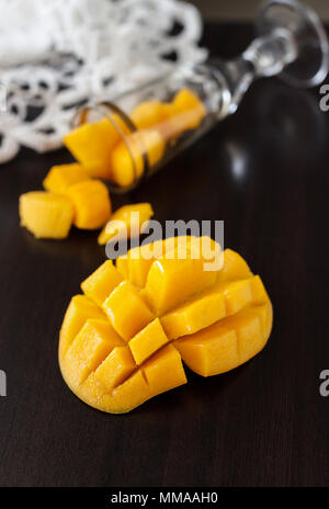 Mango Fruit sul legno scuro dello sfondo. La frutta tropicale. Cibo Vegan concetto. Foto Stock