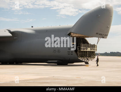 Un equipaggio membro da Dover Air Force Base, Del. orologi come un cargo bay porta si chiude su un C-5M Super galassia a Dobbins Air Base di riserva, Ga. Ottobre 2, 2017. Il piano poi partì per portare vitale di apparecchiature di comunicazione a Puerto Rico, che è stato catturato nel percorso distruttivo dell uragano Maria. (U.S. Air Force foto/Staff Sgt. Andrew Park) Foto Stock