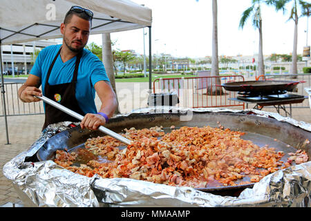 Alejandro Torres, nativo di San Juan, Puerto Rico e chef volontariato con l'organizzazione non-profit, mondo cucina centrale, prepara il cibo per i residenti di Puerto Rico a José Miguel Agrelot Coliseum di Puerto Rico in San Juan, Puerto Rico, Ottobre 3, 2017. WCK preparati per alimentare circa 46.000 residenti di Puerto Rico. Lo Chef Jose Andres, il fondatore di WCK, sta sostenendo la Federal Emergency Management Agency per aiutare coloro che sono stati colpiti dall uragano Maria per ridurre al minimo la sofferenza come parte del complessivo intero-di-risposta del governo sforzi. (U.S. Esercito foto di Pvt. Alleea Oliver) Foto Stock