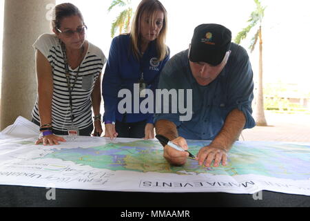 Il personale della Federal Emergency Management Agency e lo Chef Jose Andres, fondatore dell'organizzazione non-profit, mondo cucina centrale, coordinare i futuri delle operazioni logistiche al fine di distribuire i pasti e acqua in tutto Puerto Rico, a José Miguel Agrelot Coliseum di Puerto Rico in San Juan, Puerto Rico, Ottobre 3, 2017. WCK preparati per alimentare circa 46.000 residenti di Puerto Rico. Lo Chef Jose Andres, il fondatore di WCK, sta sostenendo la Federal Emergency Management Agency per aiutare coloro che sono stati colpiti dall uragano Maria per ridurre al minimo la sofferenza come parte del complessivo intero-di-gover Foto Stock