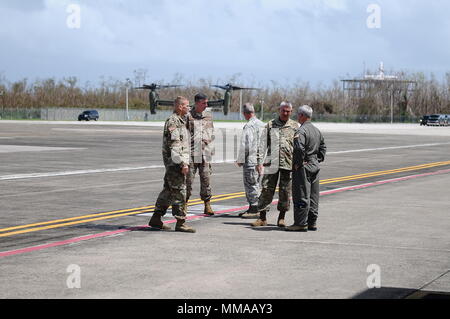 Trump, presidente degli Stati Uniti d'America, ha visitato Puerto Rico dopo il percorso di uragano Maria nell'isola, Ott 3, Carolina, Puerto Rico. L'aiutante generale di P.R., Briga. Gen. Isabelo Rivera, insieme con il Tenente Gen. Jeffrey Buchanan, US Army Nord Comandante generale e governatore di P.R., Ricardo Rosselló, ha accolto il presidente sul suo arrivo all'isola. (Foto di Sgt. José Ahiram Díaz/PRNG-PAO/rilasciato) Foto Stock