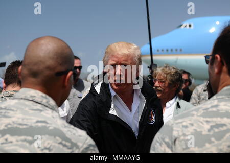 Trump, presidente degli Stati Uniti d'America, ha visitato Puerto Rico dopo il percorso di uragano Maria nell'isola, Ott 3, Carolina, Puerto Rico. L'aiutante generale di P.R., Briga. Gen. Isabelo Rivera, insieme con il Tenente Gen. Jeffrey Buchanan, US Army Nord Comandante generale e governatore di P.R., Ricardo Rosselló, ha accolto il presidente sul suo arrivo all'isola. (Foto di Sgt. José Ahiram Díaz/PRNG-PAO/rilasciato) Foto Stock