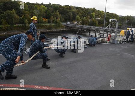 170929-N-FP878-054 Faslane in Scozia (sett. 29, 2017) marinai heave line a bordo della Arleigh Burke-class guidato-missile destroyer USS Donald Cook (DDG 75) come la nave arriva a Faslane in Scozia, per una porta programmata visita sett. 29, 2017. Donald Cook, distribuita a Rota, Spagna, è sulla sua sesta patrol NEGLI STATI UNITI Sesta flotta area di operazioni a sostegno degli enti regionali alleati e partner, e degli Stati Uniti gli interessi di sicurezza nazionali in Europa. (U.S. Foto di Marina di Massa lo specialista di comunicazione 1a classe Theron J. Godbold /rilasciato) Foto Stock