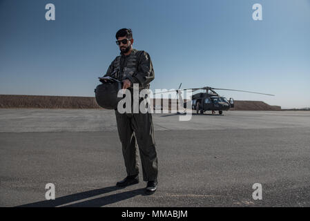 Afghane uno Mi-17 recensioni pilota informazioni di volo prima del suo primo volo di orientamento nel nuovo Afghan Air Force UH-60un Black Hawk sett. 3, 2017, a Kandahar Airfield, Afghanistan. La Afghan Air Force ha ricevuto la nuova piattaforma in settembre e selezionare gli avieri afghani sono la riqualificazione professionale per avviare il sistema di armi nella lotta per l'Afghanistan. (U.S. Air Force photo by Staff Sgt. Alexander W. Riedel) Foto Stock