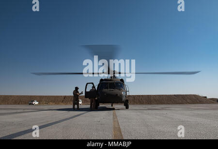 Negli Stati Uniti i piloti istruttore preparare un Afghan Mi-17 pilota per il suo primo volo di orientamento su un Afghan UH-60 Black Hawk Ott 3, 2017, a Kandahar Airfield, Afghanistan. Mi-17 i piloti hanno iniziato la loro formazione di volo a riqualificarsi come UH-60 piloti in Afghan Air Force. Il Falco nero è la più recente aggiunta alla crescente Afghan Air Force flotta nella lotta contro l'anti-le forze governative. Il primo volo di orientamento viene spesso indicata come "Nickel Ride' per indicare che essa è essenzialmente una 'free' ride che non richiedono alcun risultato accademico da studente. (U.S. Air Force photo by Staff Sgt. Alexande Foto Stock