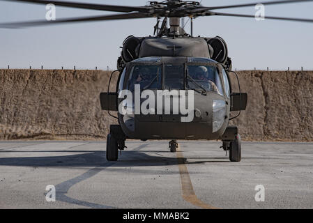 Afghane uno Mi-17 pilota, sinistra, dà il 'pollice in su' prima del suo primo volo di orientamento in un Afghan Air Force UH-60un Black Hawk Ott.3, 2017, a Kandahar Airfield, Afghanistan. Sei afghani i piloti di elicottero sono stati selezionati come la prima classe di riqualificati per cellula. La UH-60 è parte di una multi-anno lo sforzo di ammodernamento per la crescente Afghan Air Force. (U.S. Air Force photo by Staff Sgt. Alexander W. Riedel) Foto Stock