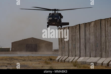 Un Afghan Air Force UH-60un Black Hawk si libra sul flightline Ott 3, 2017, a Kandahar Airfield, Afghanistan. Sei Afghan Mi-17 piloti hanno iniziato la formazione pilota per la UH-60 e sono attesi a volare l'elicottero entro la fine dell'anno. Il Black Hawk è parte di un continuo sforzo di ammodernamento per la crescente AAF e sostituirà l'invecchiamento Mi-17 piattaforma. (U.S. Air Force photo by Staff Sgt. Alexander W. Riedel) Foto Stock