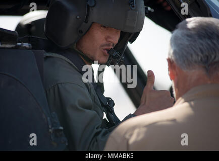 Afghane uno Mi-17 pilota, sinistra, dà il 'pollice in su' prima del suo primo volo di orientamento in un Afghan Air Force UH-60un Black Hawk Ott.3, 2017, a Kandahar Airfield, Afghanistan. Sei afghani i piloti di elicottero sono stati selezionati come la prima classe di riqualificarsi alla cellula. La UH-60 è parte di una multi-anno lo sforzo di ammodernamento per la crescente Afghan Air Force. (U.S. Air Force photo by Staff Sgt. Alexander W. Riedel) Foto Stock