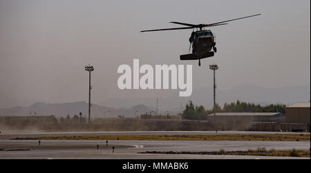 Un Afghan Air Force UH-60un Black Hawk approcci per lo sbarco di Ottobre 3, 2017, a Kandahar Airfield, Afghanistan. La UH-60 è parte di una multi-anno lo sforzo di ammodernamento per la Afghan Air Force. Mi-17 sono i piloti della riqualificazione professionale per la nuova piattaforma e sono attesi per volare l'aereo entro la fine dell'anno. (U.S. Air Force photo by Staff Sgt. Alexander W. Riedel) Foto Stock