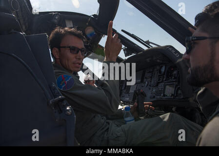 Due Afghan Mi-17 piloti prendere uno sguardo alla cabina di pilotaggio di un Afghan Air Force UH-60 Black Hawk elicottero Ott 3, 2017, a Kandahar Airfield, Afghanistan. La UH-60 è parte della serie AAF il programma di modernizzazione e la più recente aggiunta alla crescente servizio aereo. Mi-17 piloti sono i primi a treno sul nuovo sistema di armi e si prevede di avviare la nuova piattaforma nella lotta per l'Afghanistan. (U.S. Air Force photo by Staff Sgt. Alexander W. Riedel) Foto Stock