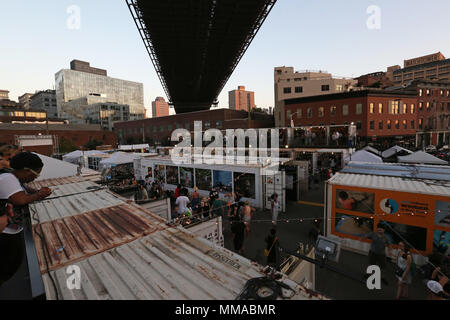 Photoville è annualmente una mostra fotografica ospitata sotto il ponte di Brooklyn in Dumbo quartiere. Il Marine Corps ha partecipato alla mostra per la prima volta da che mostra la fotografia che incarnò i Marines' marchio attuale idea di "battaglie vinte." (U.S. Marine Corps foto di Sgt. Bryan Nygaard) Foto Stock