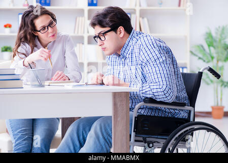 Studenti disabili studiare e preparazione per gli esami di college Foto Stock